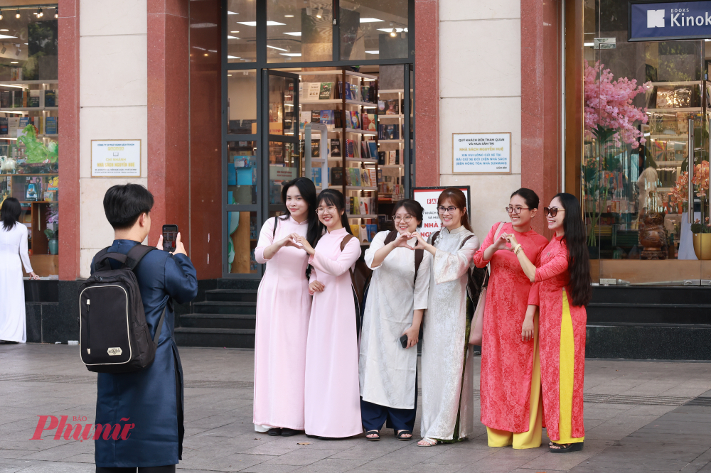 Tà áo dài thướt tha tôn lên vẻ đẹp dịu dàng của phụ nữ Việt Nam giữa trung tâm TP.HCM.