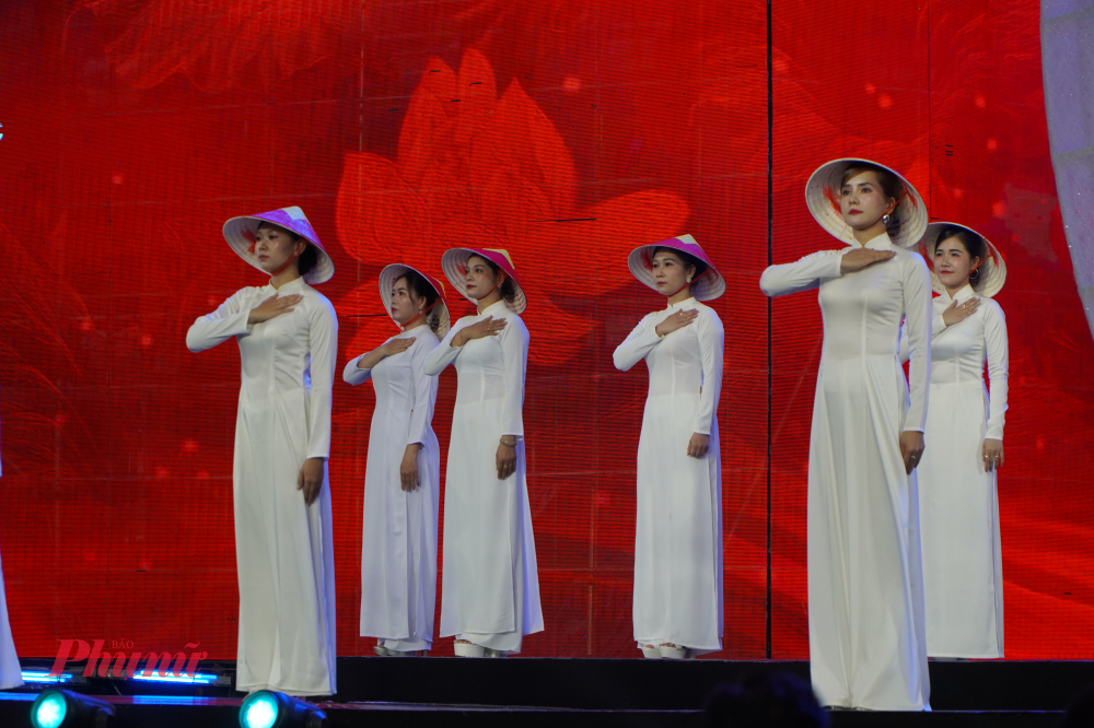 Các đội thi đến từ nhiều phường, đơn vị mang đến những phần trình diễn áo dài được dàn dựng công phu.