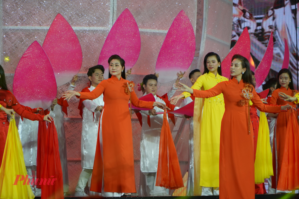 Một tiết mục kết hợp trình diễn áo dài với múa và hoạt cảnh sân khấu.