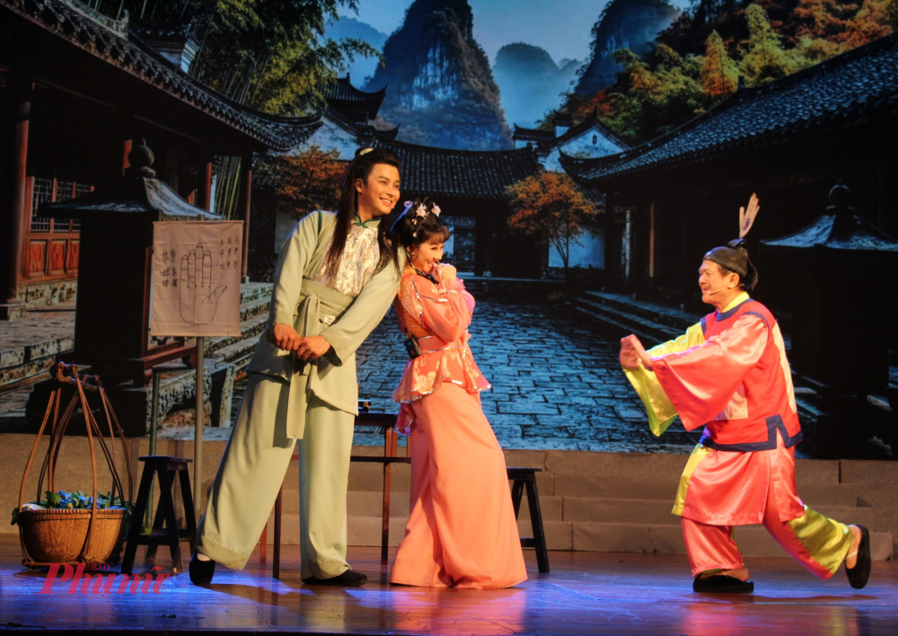 Lớp diễn thầy bói gả con trong Gánh cải trạng nguyên với sự quăng bắt nhịp nhàng giữa NSND Quế Trân, NSƯT Võ Minh Lâm và NS ƯT Bảo Trí