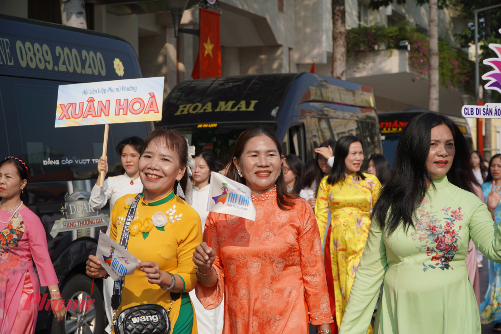 Tà áo dài duyên dáng góp phần tôn vinh nét đẹp văn hóa Việt