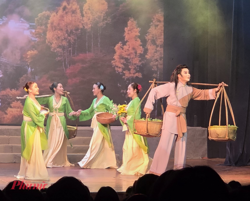 NSƯT Võ Minh Lâm trong vai Hoàng Phi Học - anh chàng bán cải có số đào hoa.