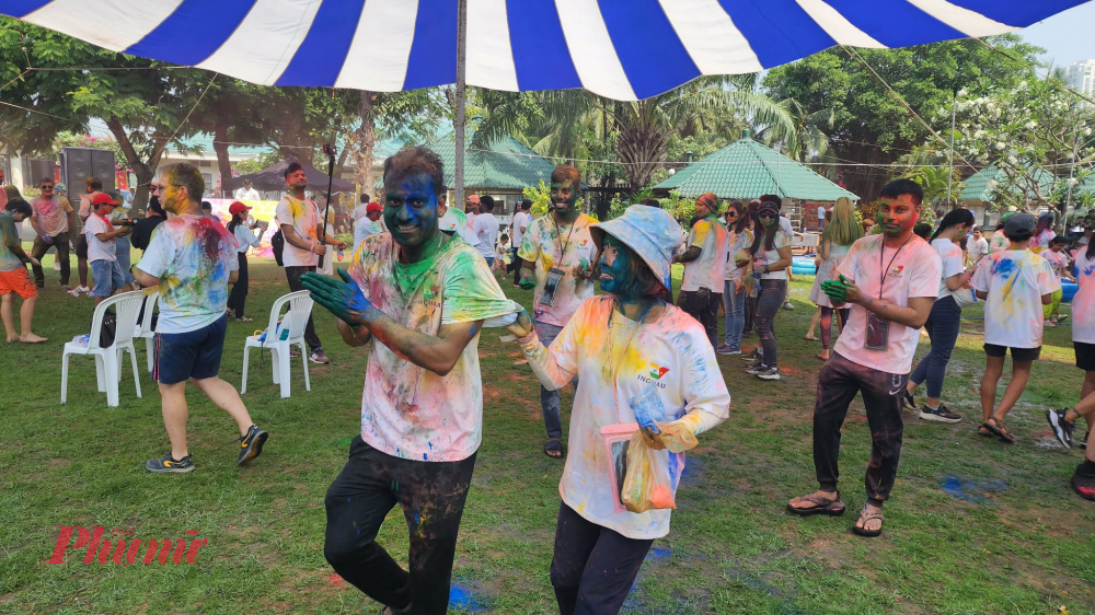 Theo quan niệm dân gian Ấn Độ, càng nhiều màu sắc nghĩa là bạn càng nhận được nhiều sự bảo hộ và chúc phúc