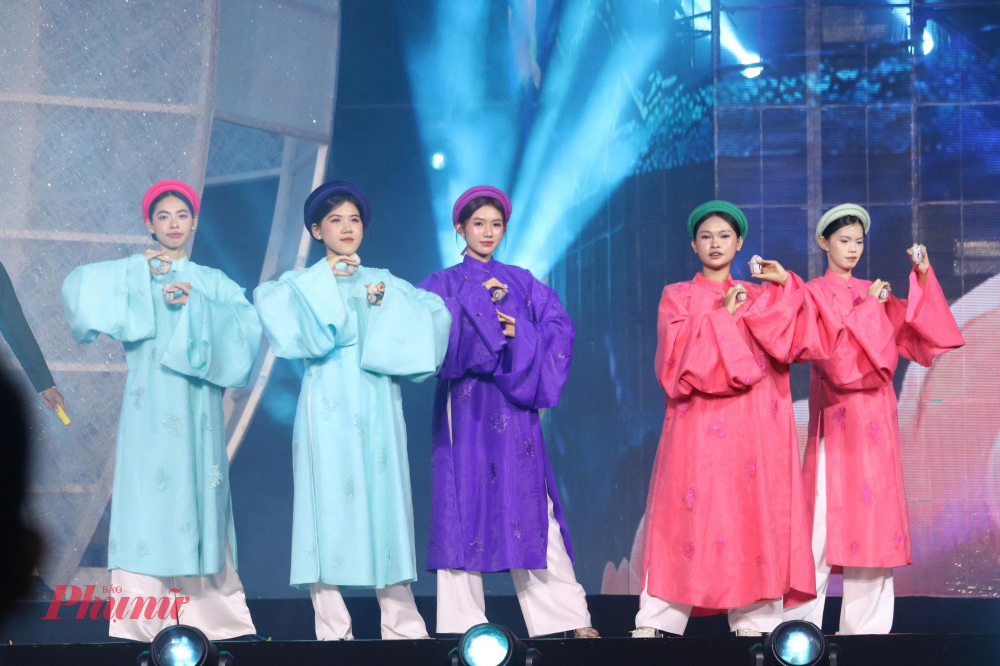 Tiết mục ca múa nhạc góp phần tạo điểm nhấn cho chương trình.