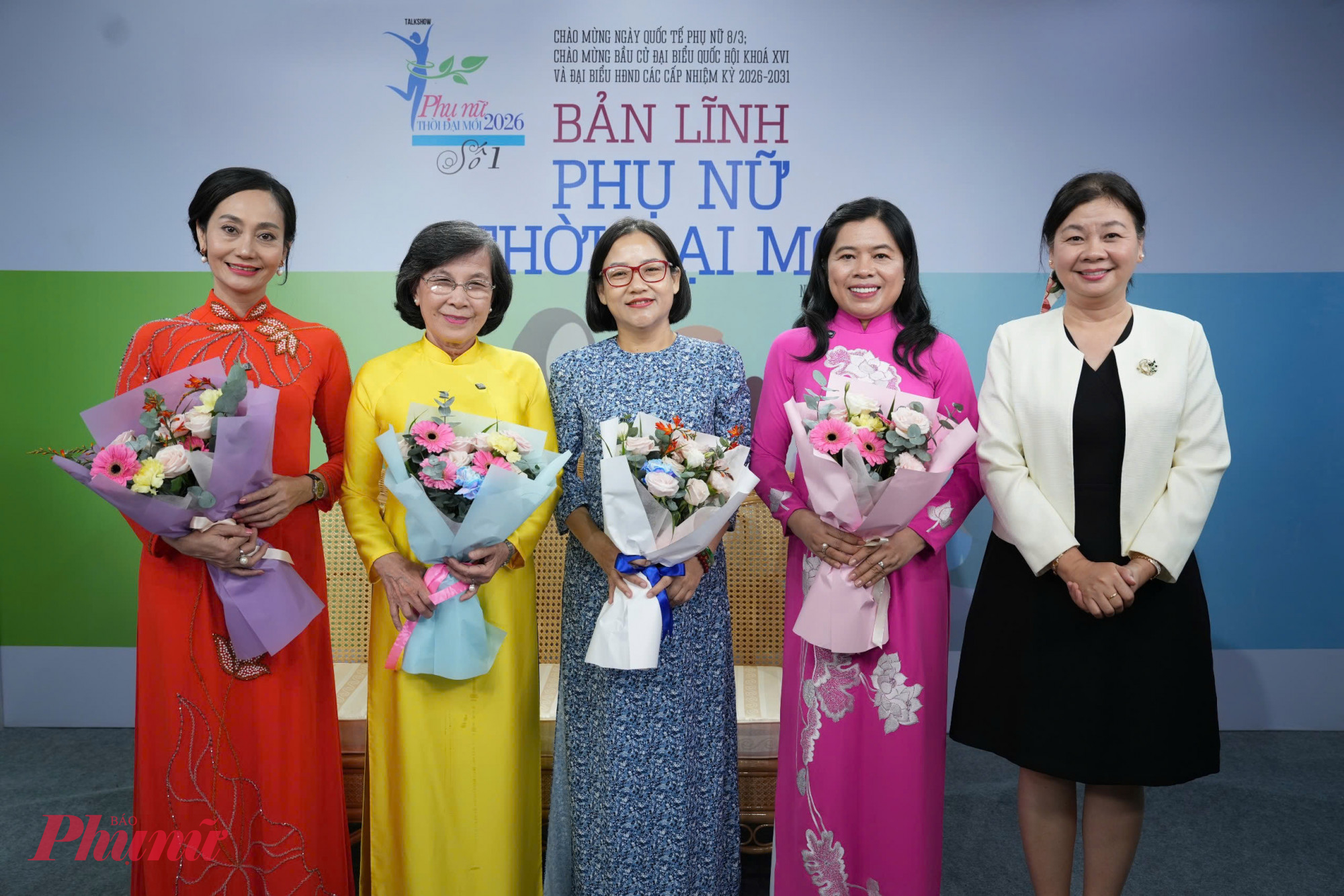 Bà Lý Việt Trang tặng hoa cám ơn các đại biểu tham gia chương trình 