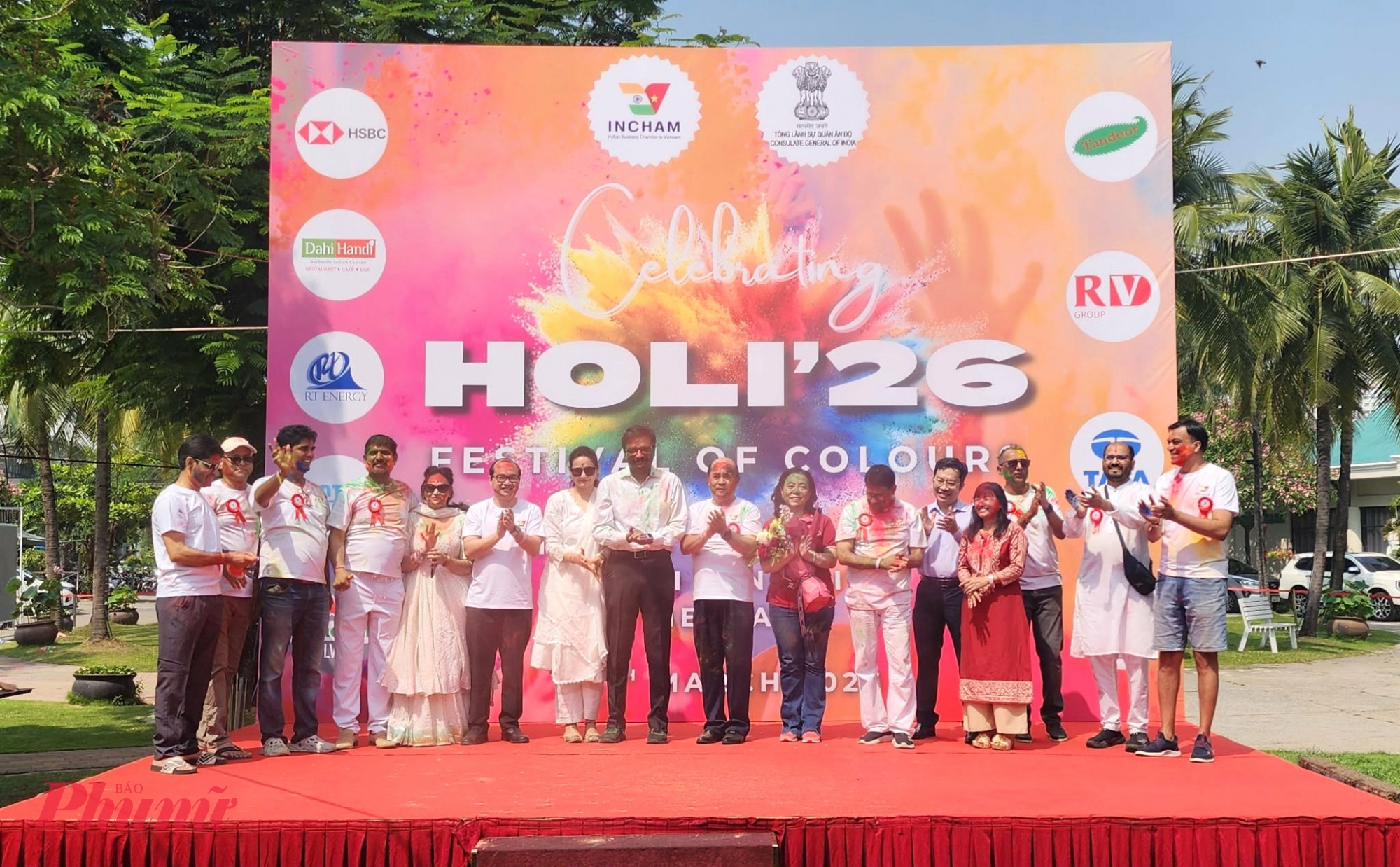 Các đại biểu khách mời cùng khai mạc ngày hội Holi bằng nghi thức ném bột màu