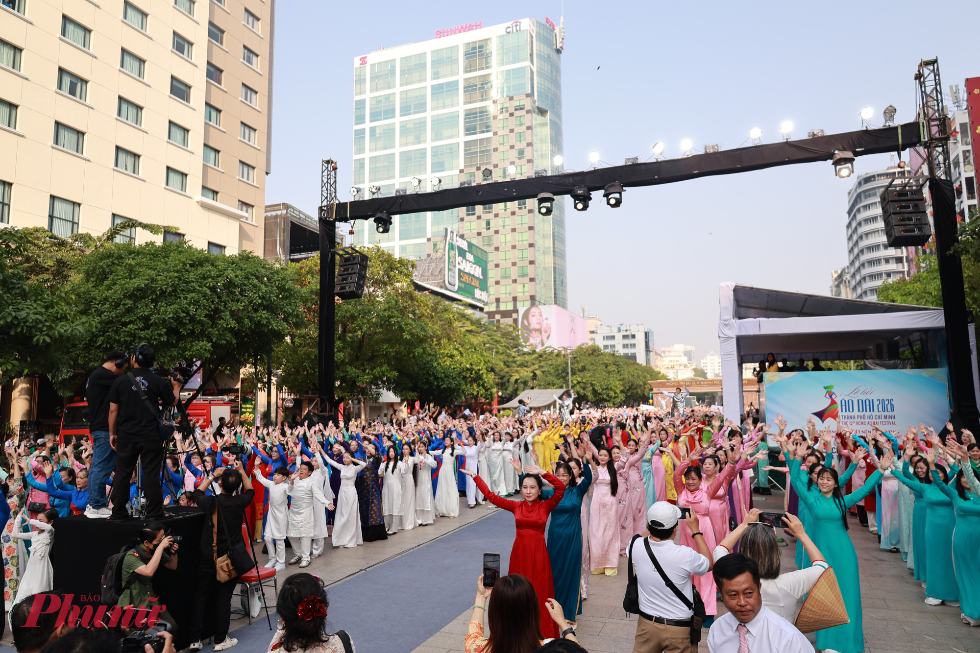 Màn đồng diễn nhận được nhiều sự quan tâm của người dân và du khách 