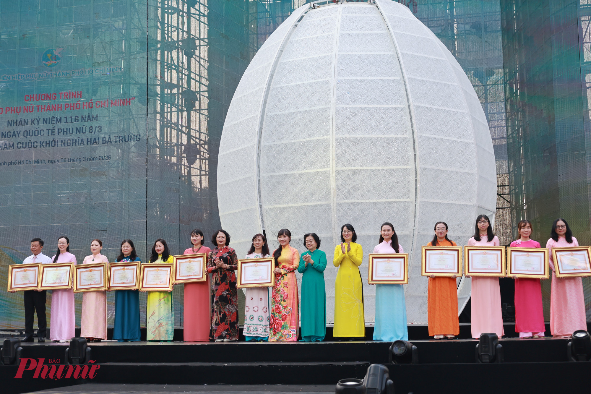 Tập thể và các cá nhân đón nhận Bằng khen của Thủ tướng Chính phủ