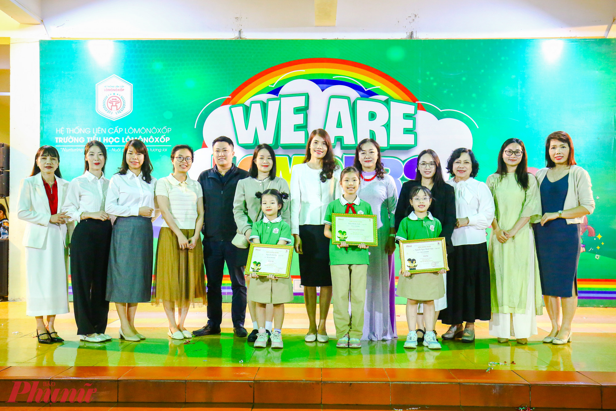 Báo Phụ nữ TP.HCM trao giải đợt 3 Cuộc thi “Kể chuyện sách với thiếu nhi” tại trường tiểu học Lomonoxop (Hà Nội).