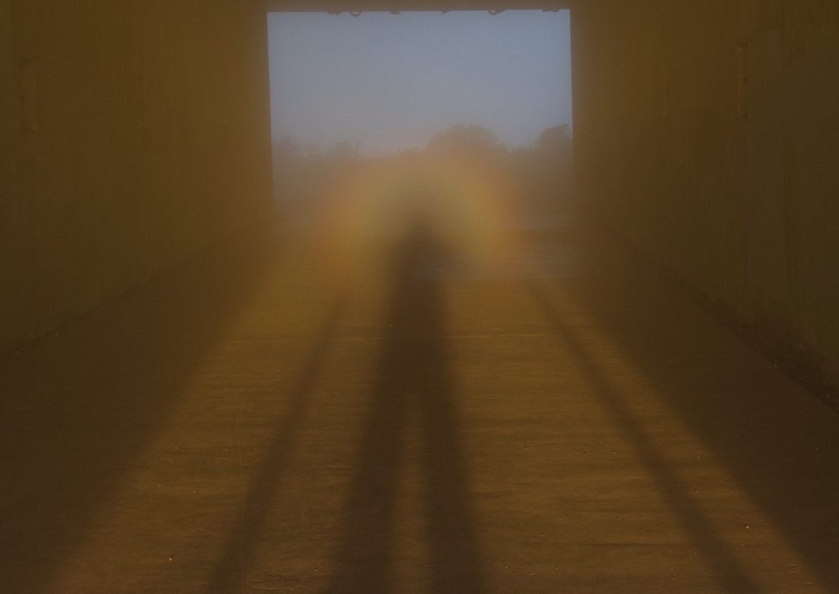 Giải mã truyền thuyết “bóng xám trong sương” Nhà khí tượng học Jan Null chụp lại khoảnh khắc tự tạo nên hiệu ứng “ảo ảnh núi Brocken” bằng chính cái bóng của ông. (Ảnh: AtlasObscura)