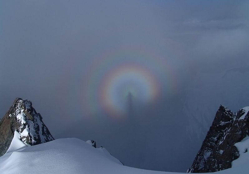 Giải mã truyền thuyết “bóng xám trong sương” Một bức ảnh minh họa cho “ảo ảnh núi Brocken” chỉ thường xuất hiện trên các ngọn núi cao. (Ảnh: Wikimedia)
