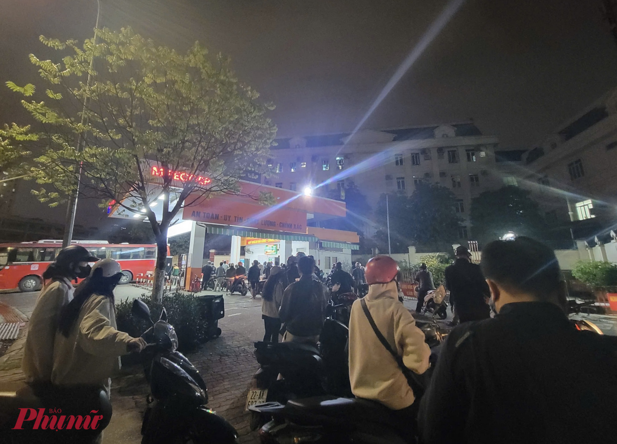 Nhân viên cửa hàng làm việc liên tục, không có thời gian nghỉ tay. Phần lớn người dân lo ngại giá xăng tăng và thiếu nguồn cung nên chủ động đi đổ từ sớm