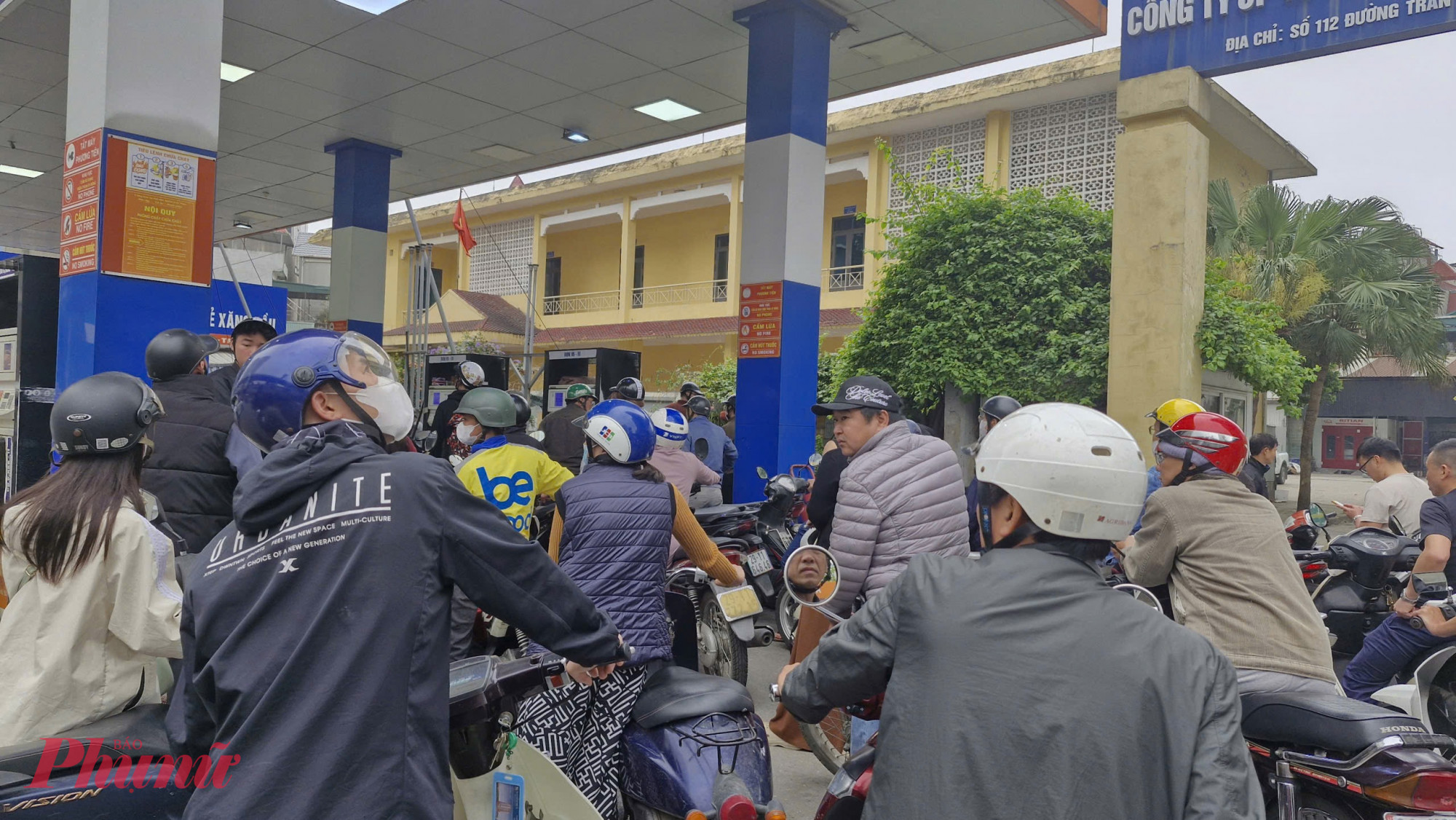 Ảnh: Người dân xếp hàng chật kín các cây xăng voiw tâm lý lo giá xăng sẽ tăng mạnh