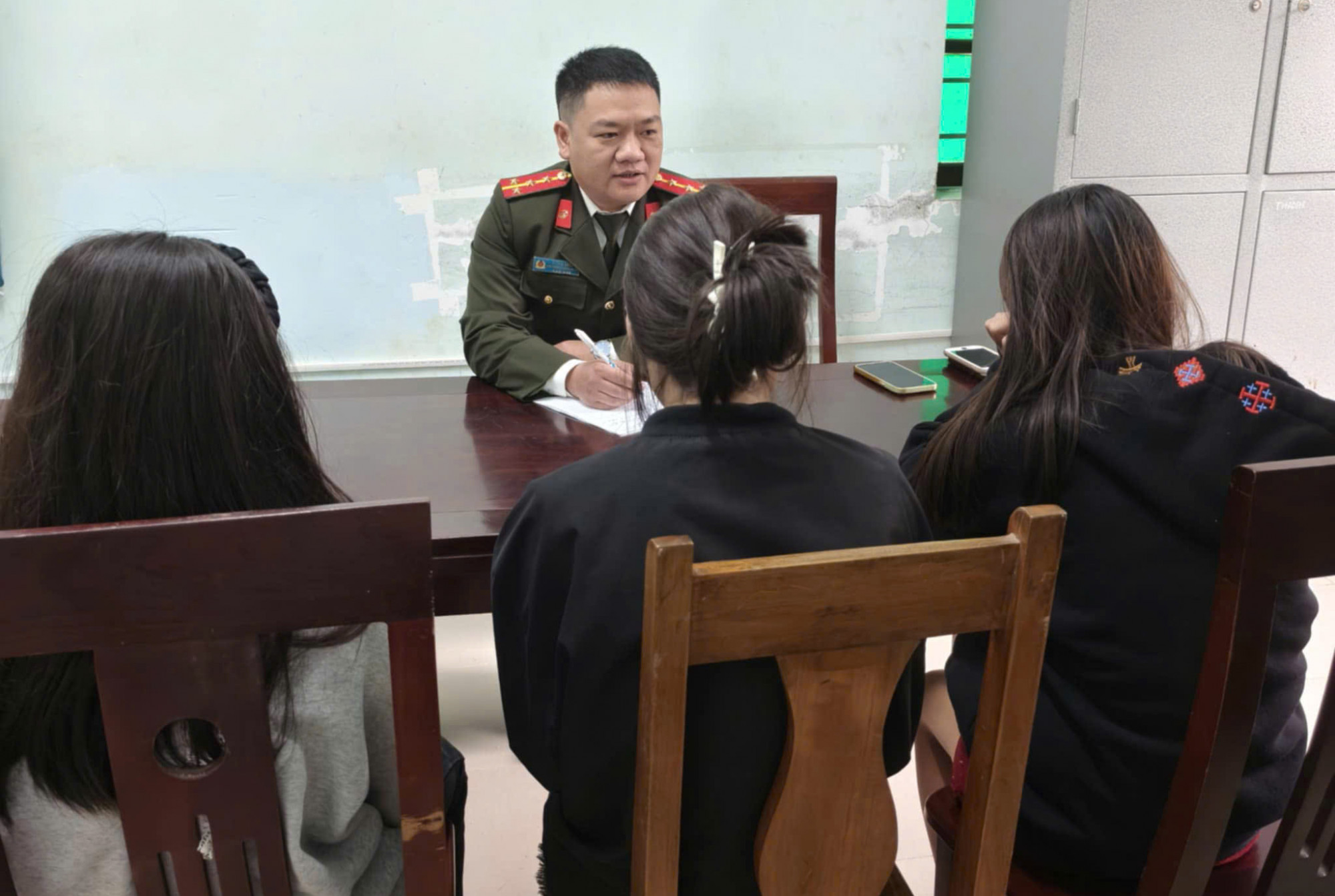 Công an xã Yên Na làm việc với H. và 2 người bạn trước khi bàn giao về cho gia đình - Ảnh: Công an cung cấp