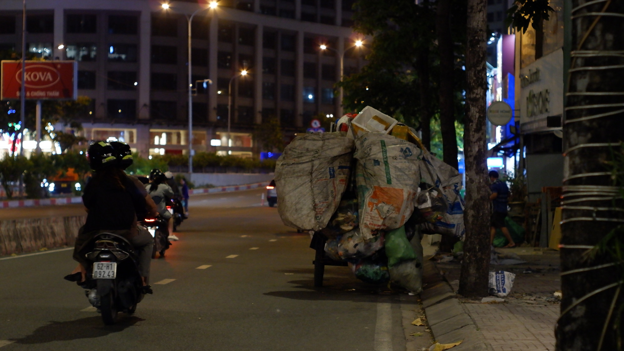 Một chiếc xe chở rác đậu trên đường Nguyễn Hữu Cảnh. Ảnh: Huy Trình.