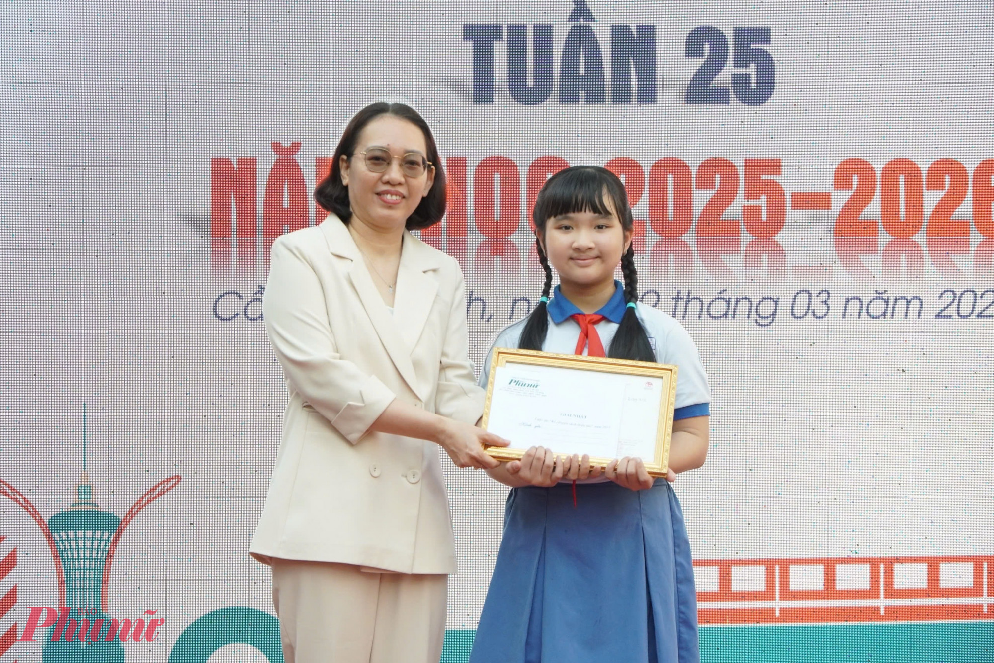 Bà Nguyễn Ngọc Hương Nhu trao giải Nhất 