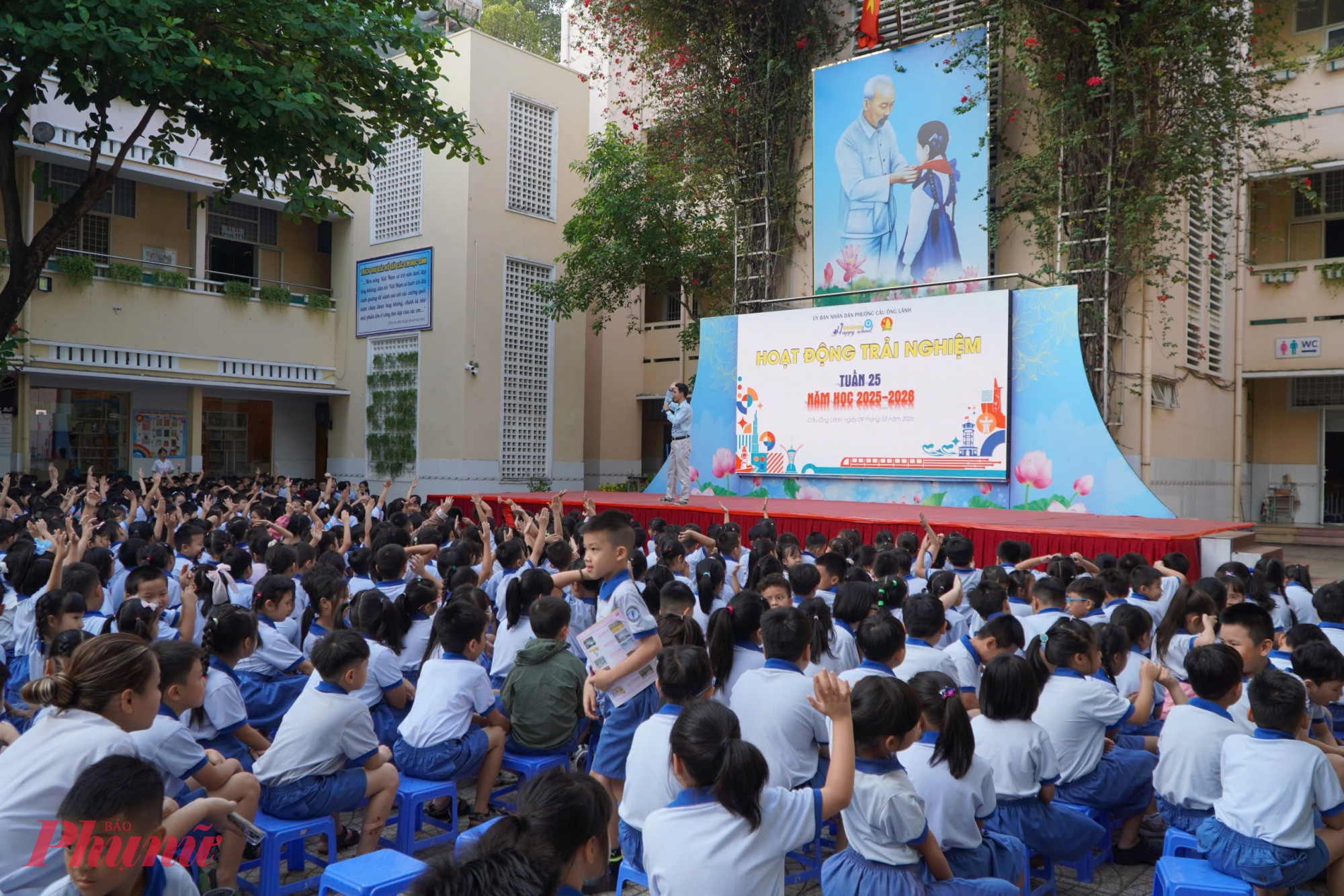 Các em học sinh hào hứng với 