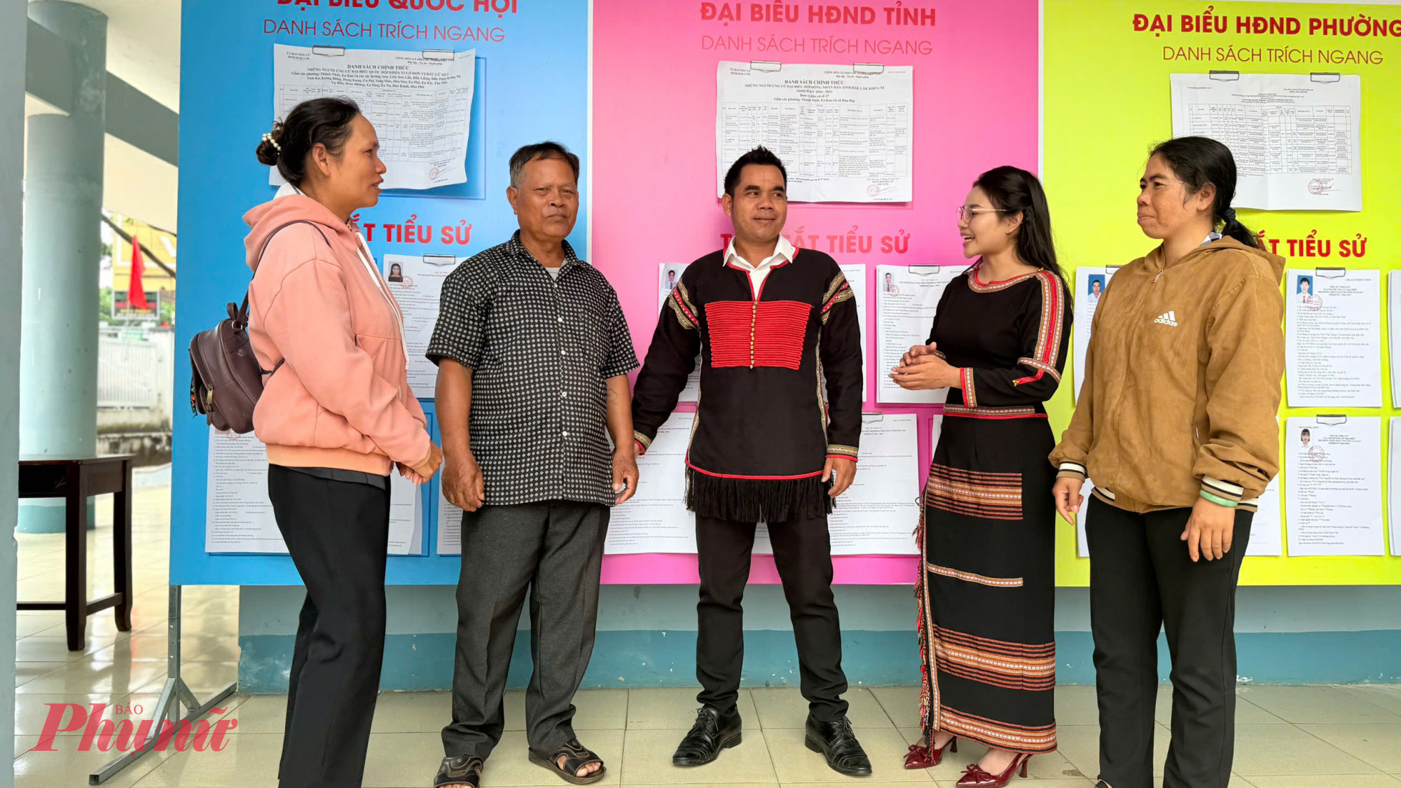 Chị H’Ñiăp Niê (thứ 2 từ phải qua) luôn thấu hiểu những khó khăn, trăn trở của bà con, đặc biệt là đồng bào dân tộc thiểu số ở vùng sâu, vùng xa.