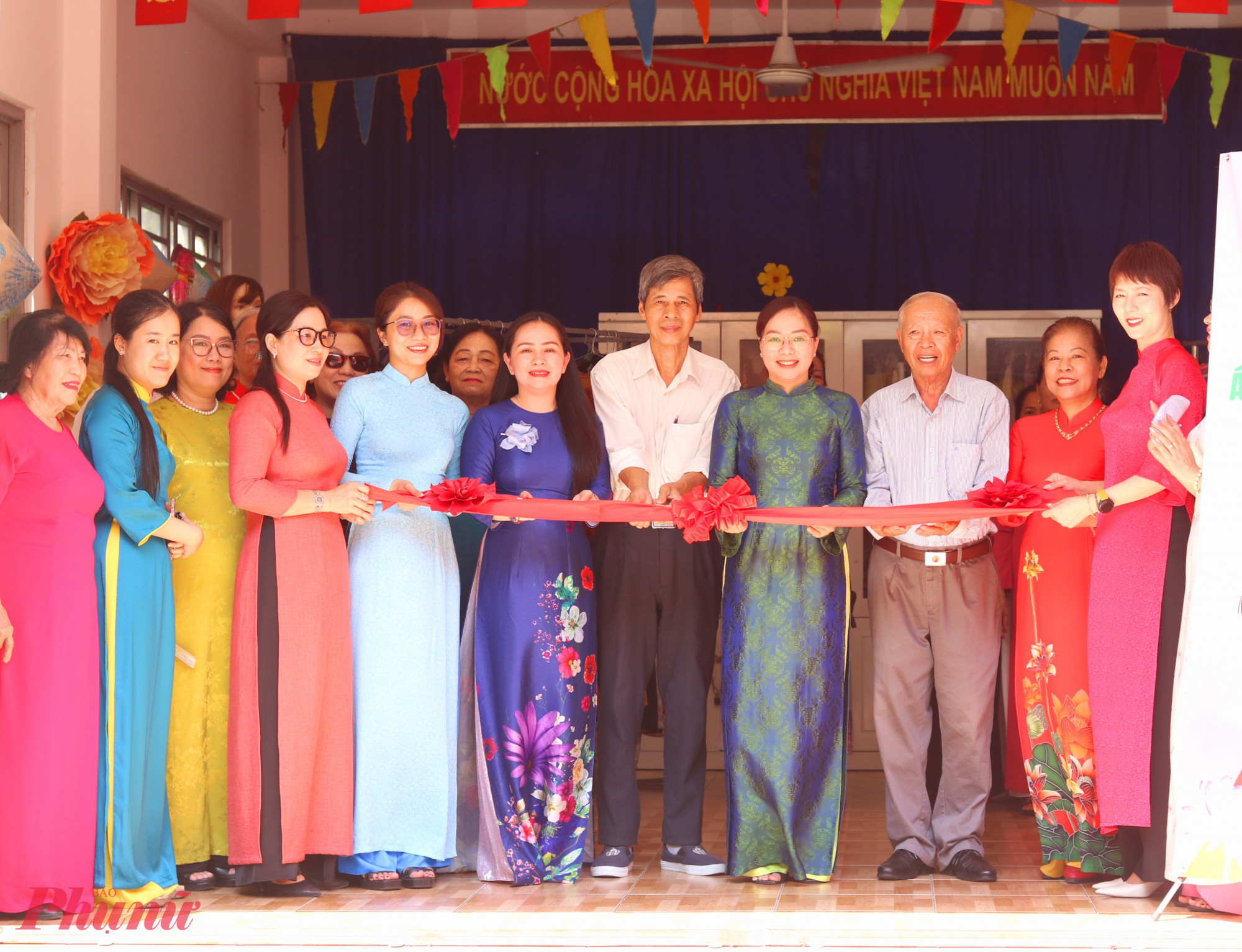 Đại biểu thực hiện nghi thức khánh thành gian hàng “Áo dài yêu thương’ - Ảnh: Mẫn Nhi