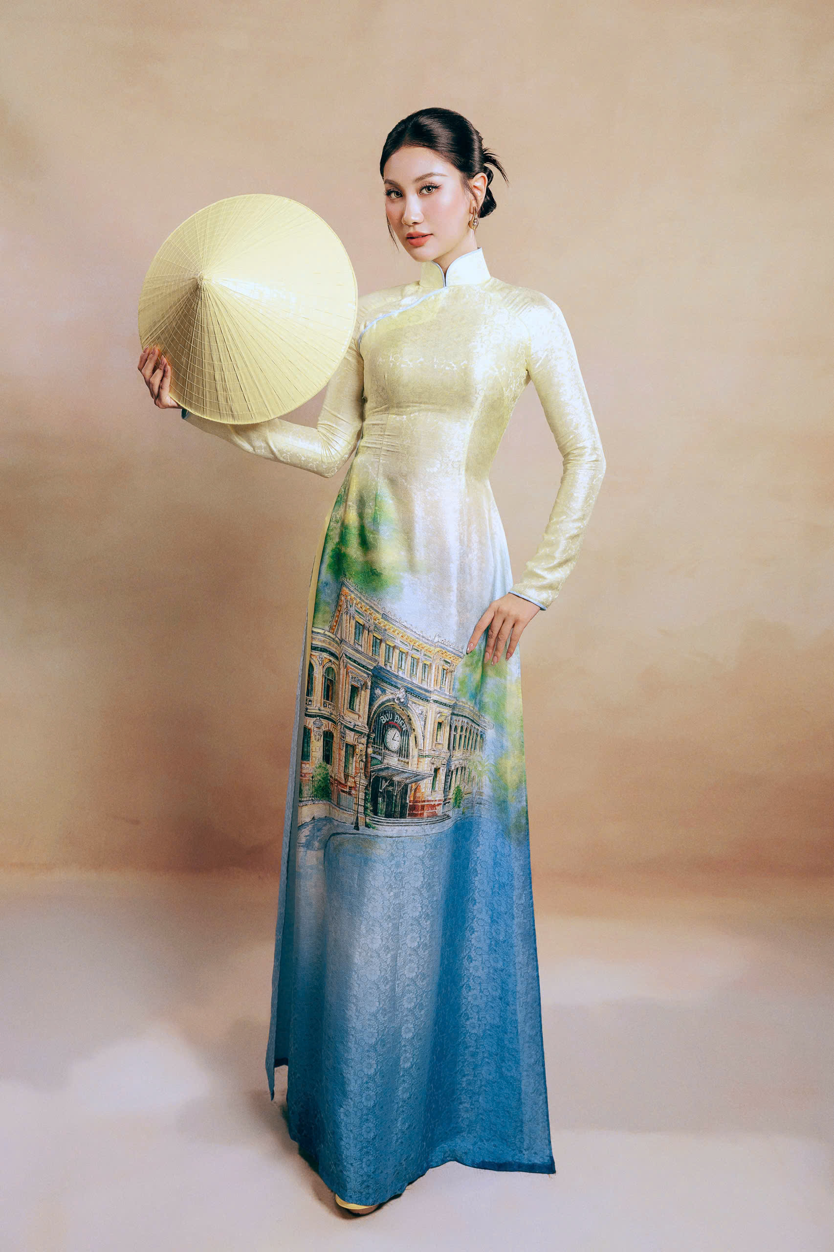 Theo Trung Đinh, dự án lần này được thực hiện trong thời gian rất gấp rút, chỉ 10 ngày cho hai bộ sưu tập. Chất liệu được anh chọn là lụa tơ tằm không dệt, tận dụng khả năng bám dính tự nhiên của sợi tơ mà không cần đến kỹ thuật dệt bằng máy móc. Hoa hậu Hoàn vũ Việt Nam 2025 Phương Linh khoác lên mình tà áo với hoạ tiết là quang cảnh Bưu điện TPHCM. Công trình được xây dựng từ năm 1886 đến 1891. Năm 2023, công trình được xếp thứ hai trong danh sách 11 bưu điện đẹp nhất thế giới do Tạp chí kiến trúc Architectural Digest của Mỹ bình chọn.