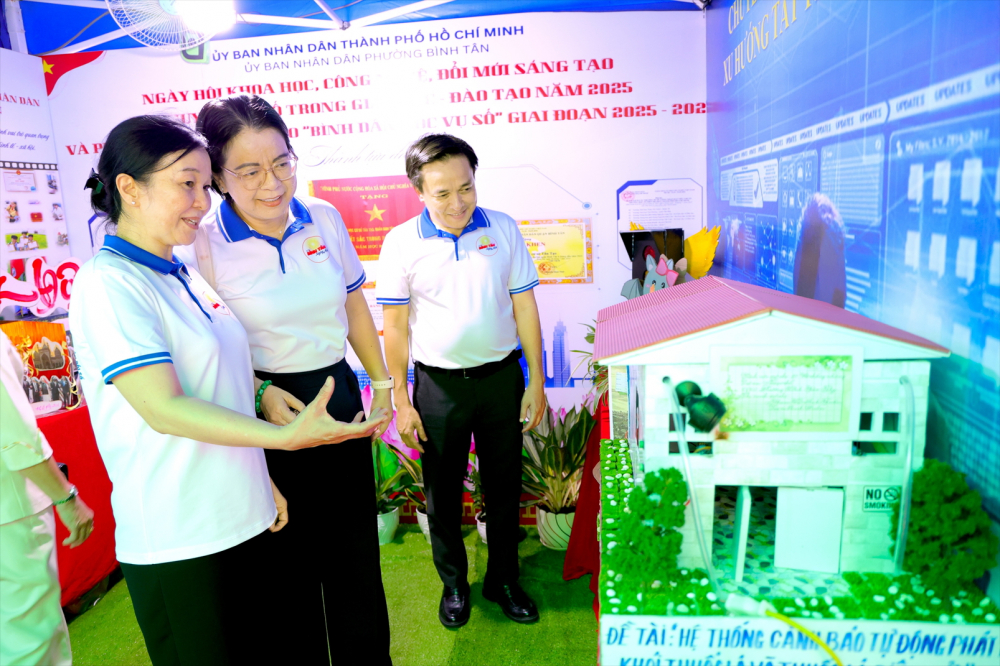 Bà Võ Thị Trung Trinh (đứng giữa) - Giám đốc Trung tâm Chuyển đổi số TPHCM  - cùng lãnh đạo phường Bình Tân tham quan gian hàng chuyển đổi số tại phường