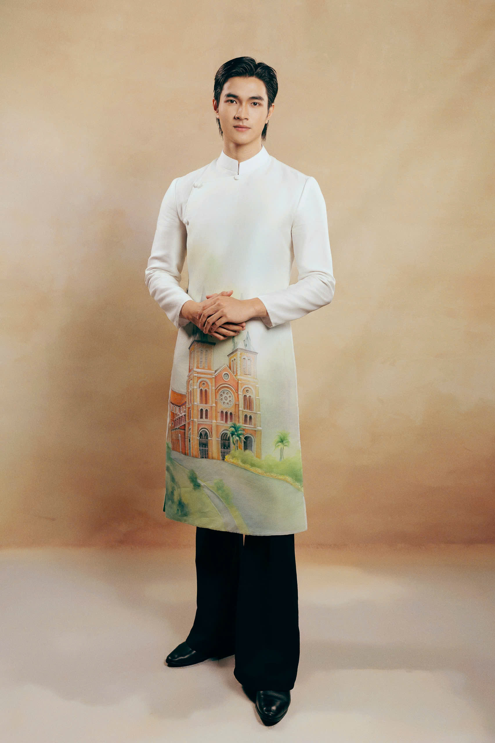 Một thiết kế áo dài nam khác thể hiện hình ảnh Nhà thờ Đức Bà, công trình tồn tại khoảng 146 năm qua tại trung tâm TPHCM. Đây là địa điểm du khách không thể bỏ qua khi đến với TPHCM. Công trình mang phong cách kiến trúc tân La Mã (Romanesque Revival) pha trộn với Gothic. Hiện, Nhà thờ Đức Bà đang trong quá trình trùng tu, dự kiến hoàn thành năm 2027. 