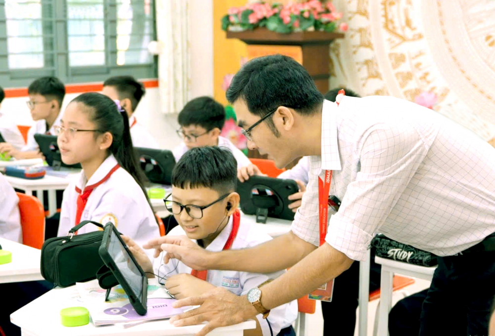 Lớp học được trang bị đầy đủ thiết bị tại Trường THCS Phan Văn Trị (phường Hạnh Thông, TPHCM) giúp học sinh hào hứng tham gia học tập, thực hành tại trường