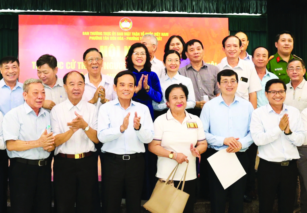 Bí thư Thành ủy TPHCM Trần Lưu Quang chụp ảnh lưu niệm  cùng các đại biểu và cử tri trong buổi tiếp xúc sáng 10/3