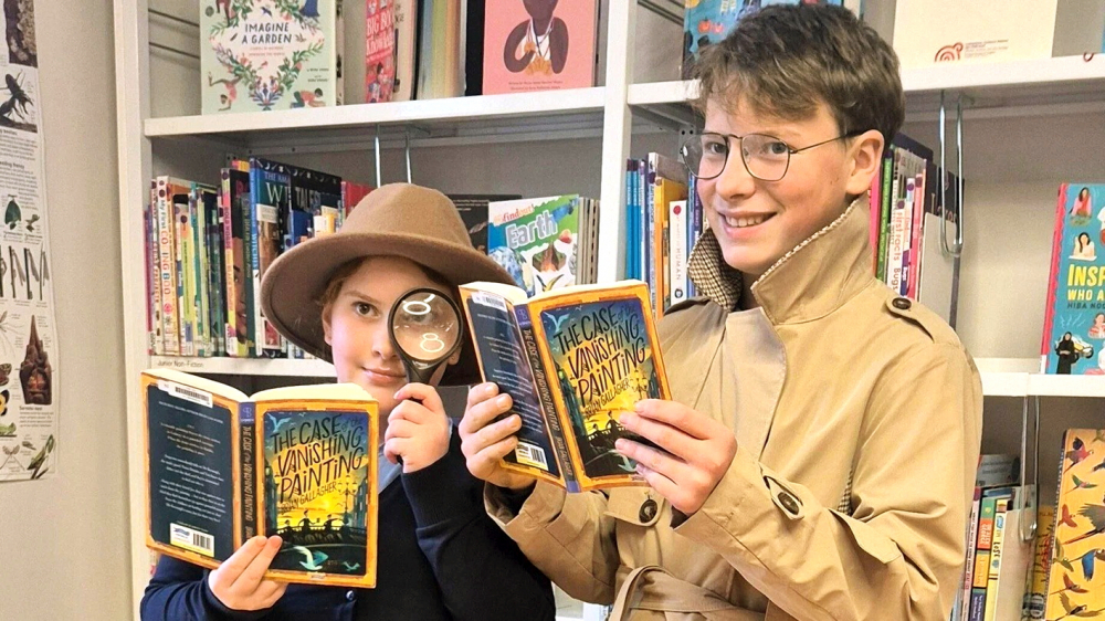 Học sinh tại hạt Longford, Ireland cùng tham gia dự án “Một cuốn sách - Một thị trấn” - Nguồn ảnh: RTE