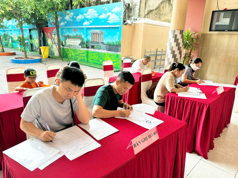 Phụ huynh Trường tiểu học Đặng Trần Côn (phường Vĩnh Hội) - Ảnh: Nhà trường cung cấp