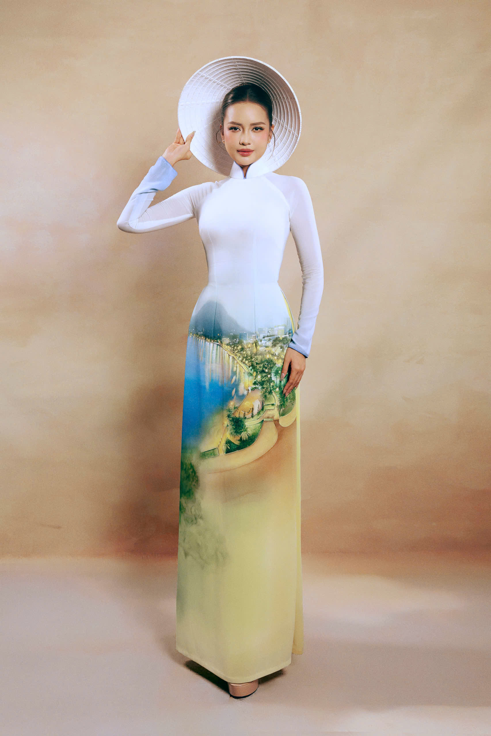 Chất liệu lụa với đặc tính mềm mại tạo nên những tà áo thướt ta, tôn vinh đường cong quyến rũ của người mặc. Hoa hậu Hoàn vũ Việt Nam 2022 Ngọc Châu diện áo dài vẽ cảnh bờ biển Vũng Tàu, một trong những điểm du lịch biển nổi tiếng của khu vực phía nam. Trung Đinh áp dụng kỹ thuật vẽ, nhuộm loang màu tạo nên nhiều sắc độ, gam màu hoà trộn vào nhau.