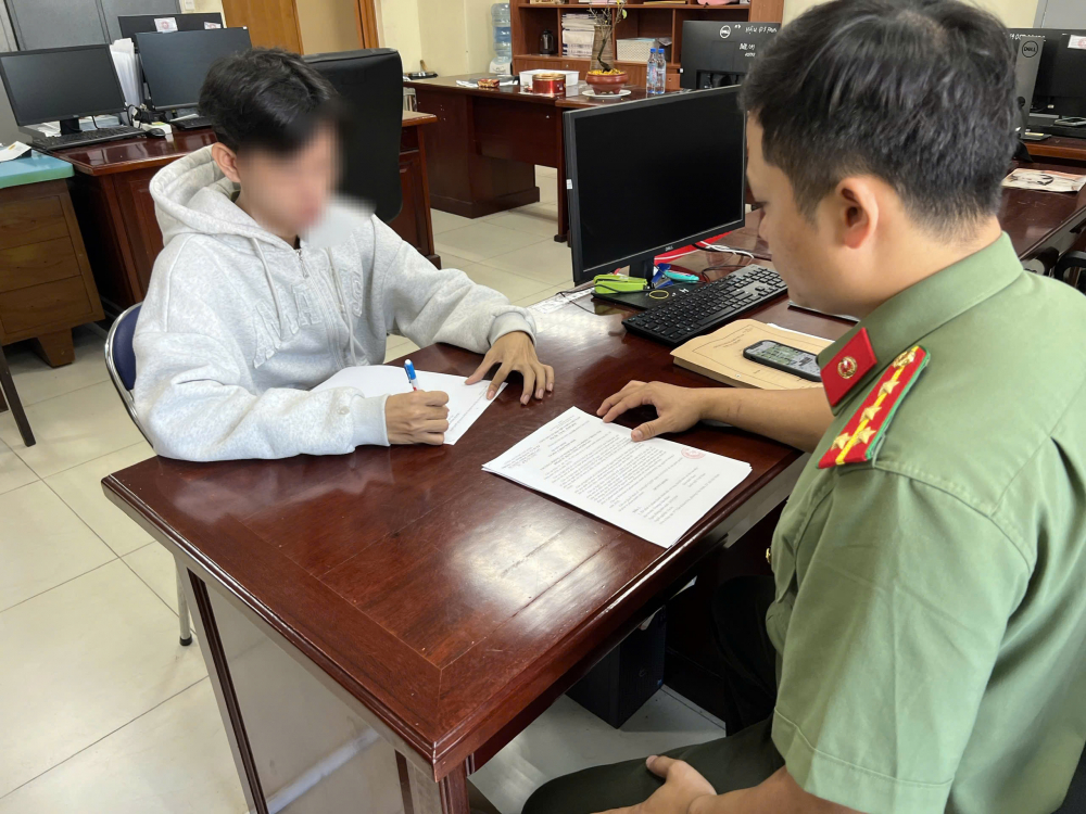 T.V.P có mặt tại cơ quan Công an để làm việc, nhận quyết định xử lý vi phạm.