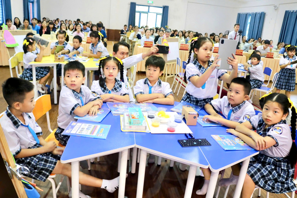 Học sinh Trường tiểu học Lê Đức Thọ, phường An Hội Đông, TPHCM được học trong lớp học đầy đủ tiện nghi, thiết bị hiện đại - ẢNH: NGUYỄN LOAN