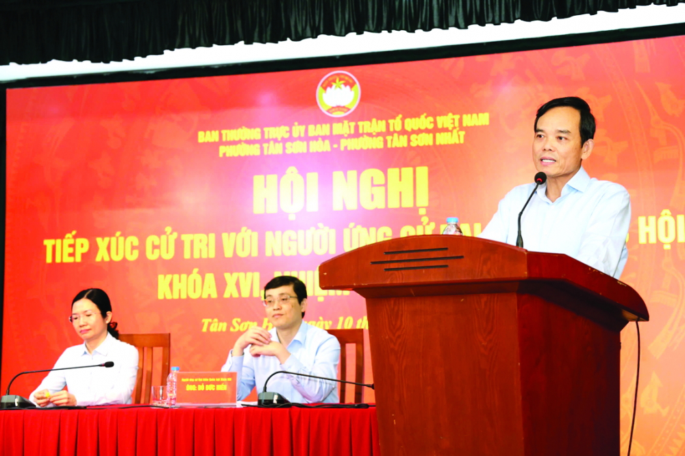 Bí thư Thành ủy TPHCM Trần Lưu Quang phát biểu, trao đổi với cử tri tại buổi tiếp xúc sáng 10/3