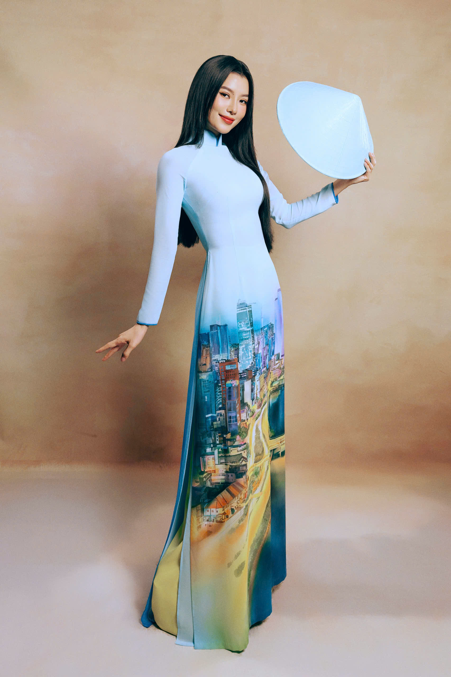 Á hậu Hoàn vũ Việt Nam 2024 Hoàng Nhung khoác lên mình tà áo dài vẽ cảnh trung tâm TPHCM rực rỡ về đêm, ở đoạn đường Tôn Đức Thắng, bến Bạch Đằng. Đây là nơi tập trung nhiều công trình, cao ốc, cũng là nơi vui chơi quen thuộc của người dân thành phố. 