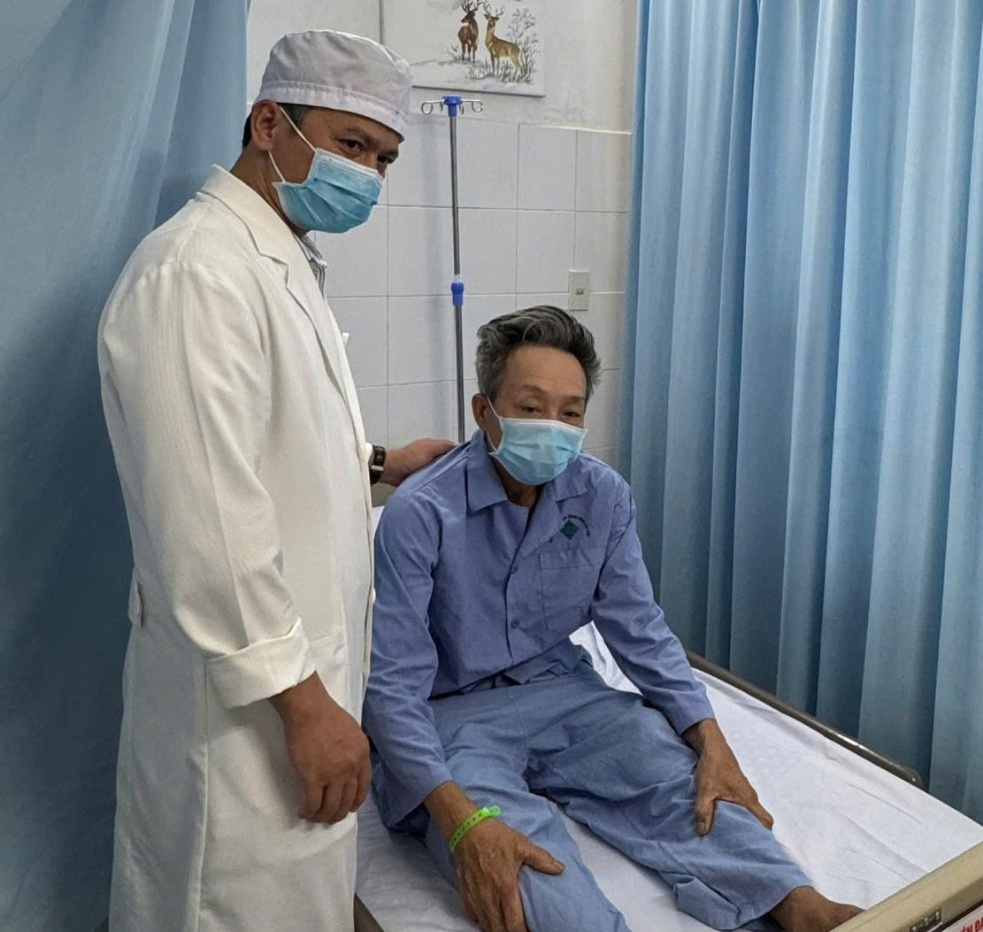 Bác sĩ chăm sóc cho bệnh nhân sau khi phẫu thuật thành công. Ảnh: CTV