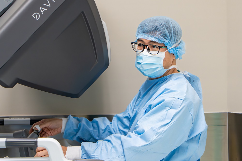 ThS.BS Lương Ngọc Trung thực hiện ca mổ ung thư phổi bằng robot da Vinci Xi - Ảnh: FV