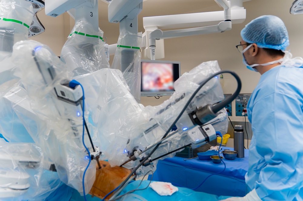 Các cánh tay robot da Vinci Xi được thiết kế nhỏ gọn chỉ khoảng 1cm với khả năng xoay 540 độ - Ảnh: FV