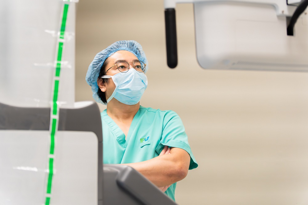 Bác sĩ Suparauk Geanphun - Chuyên gia Phẫu thuật Lồng ngực đến từ Thái Lan - quan sát ê-kíp bác sĩ FV thực hiện ca mổ bằng robot - Ảnh: FV