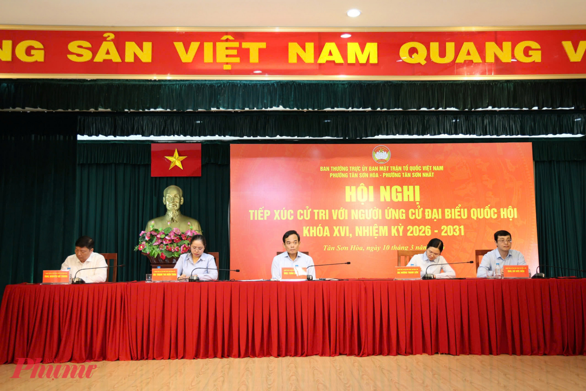 Bí thư Thành ủy TPHCM Trần Lưu Quang cùng các ứng cử viên đại biểu Quốc hội khóa XVI tại buổi tiếp xúc cử tri sáng 10/3 ở phường Tân Sơn Hòa và phường Tân Sơn Nhất - Ảnh: Thanh Tâm