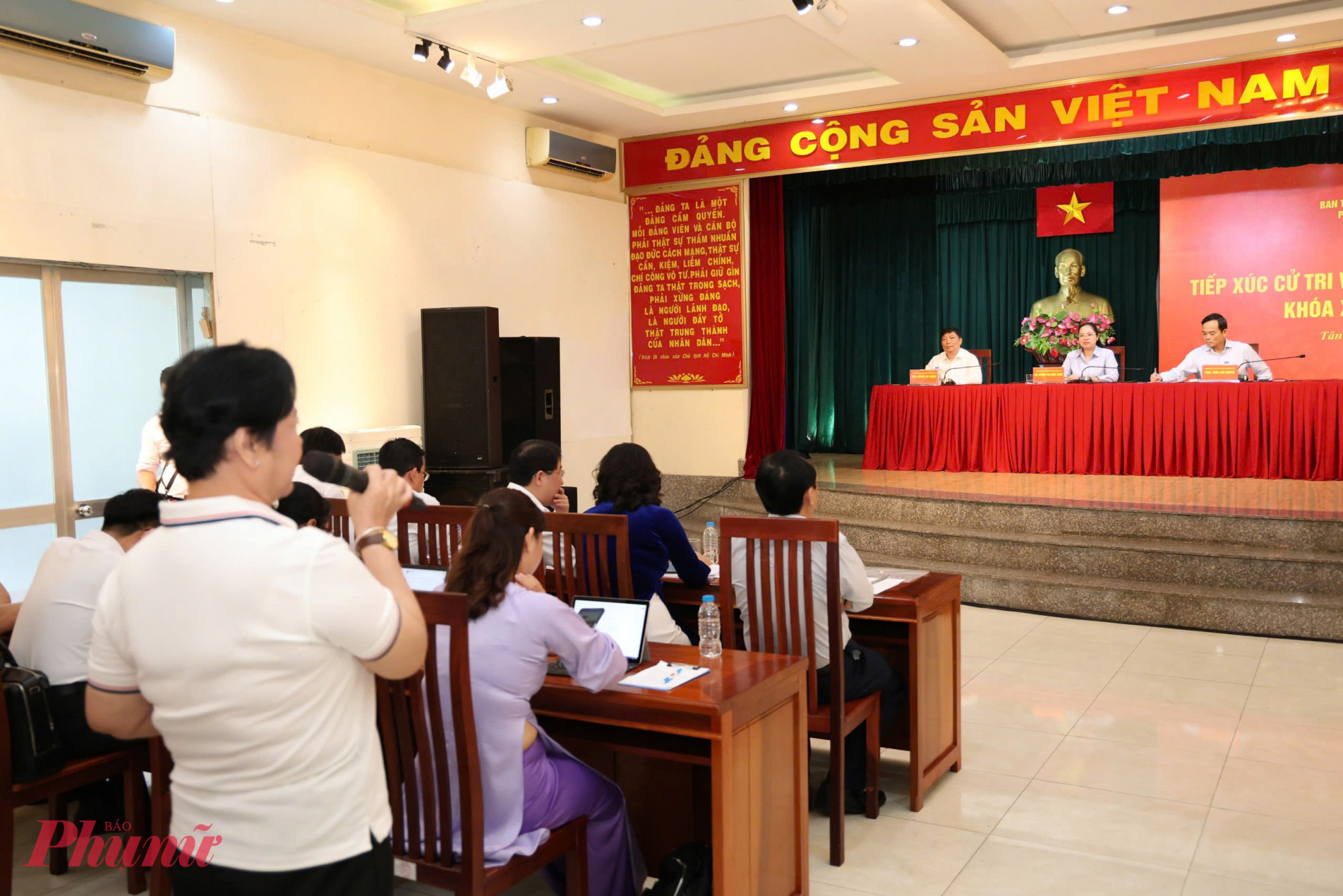 Cử tri phường Tân Sơn Hòa và phường Tân Sơn Nhất nêu nhiều ý kiến về hạ tầng giao thông, y tế và phòng chống ma túy - Ảnh: Thanh Tâm