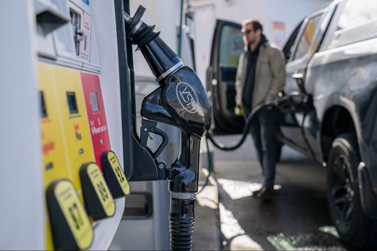 Một tài xế đang đổ dầu diesel vào xe tại trạm xăng Shell ở thành phố Seattle, bang Washington, Mỹ, vào ngày 9/3 - Ảnh: Bloomberg/Getty Images