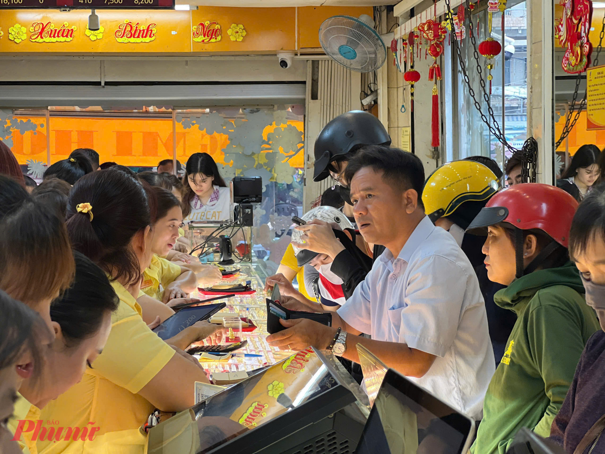 Giá vàng bất ngờ tăng trở lại - Ảnh: Quốc Thái