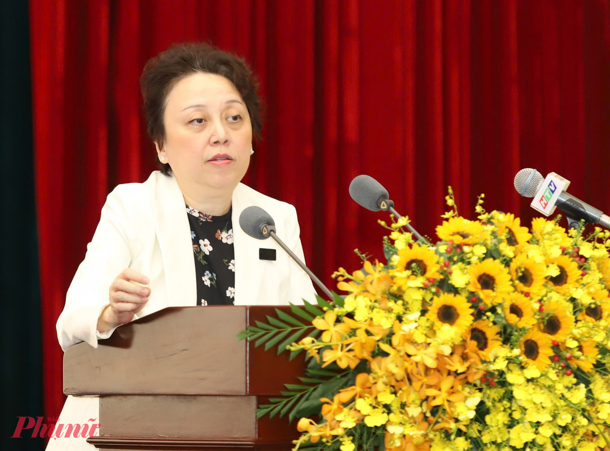 Bà Phạm Khánh Phong Lan - Giám đốc Sở An toàn thực phẩm TPHCM trả lời chất vấn tại kỳ họp thứ 6 (kỳ họp chuyên đề cuối năm), HĐND TPHCM khóa X, nhiệm kỳ 2021-2026 - Ảnh: Thanh Tâm