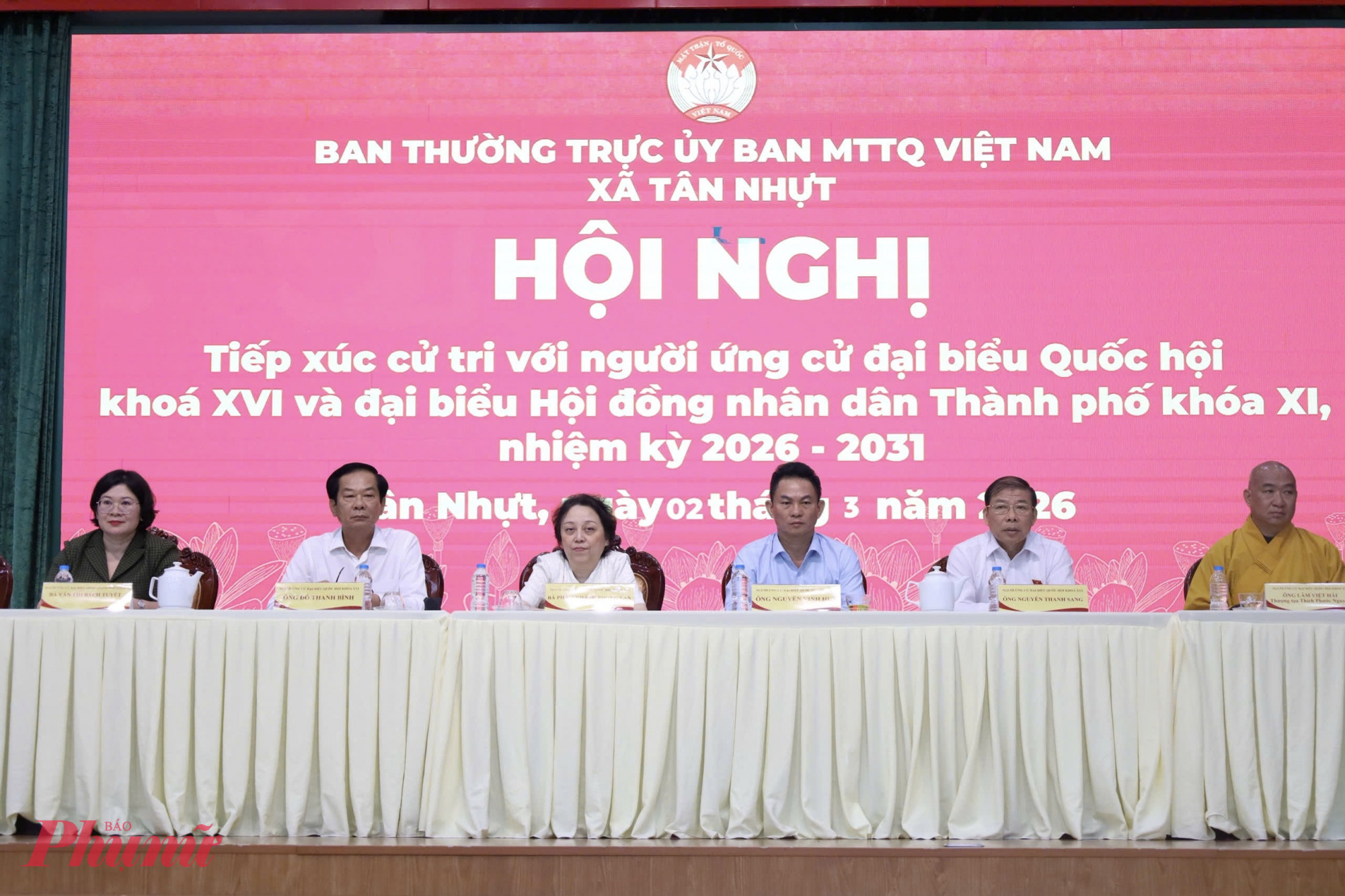 Bà Phạm Khánh Phong Lan - Giám đốc Sở An toàn thực phẩm TPHCM – tiếp xúc cử tri trong chương trình gặp gỡ người ứng cử đại biểu Quốc hội khóa XVI và đại biểu HĐND TPHCM khóa XI, nhiệm kỳ 2026-2031 tại xã Tân Nhựt - Ảnh: Thanh Tâm