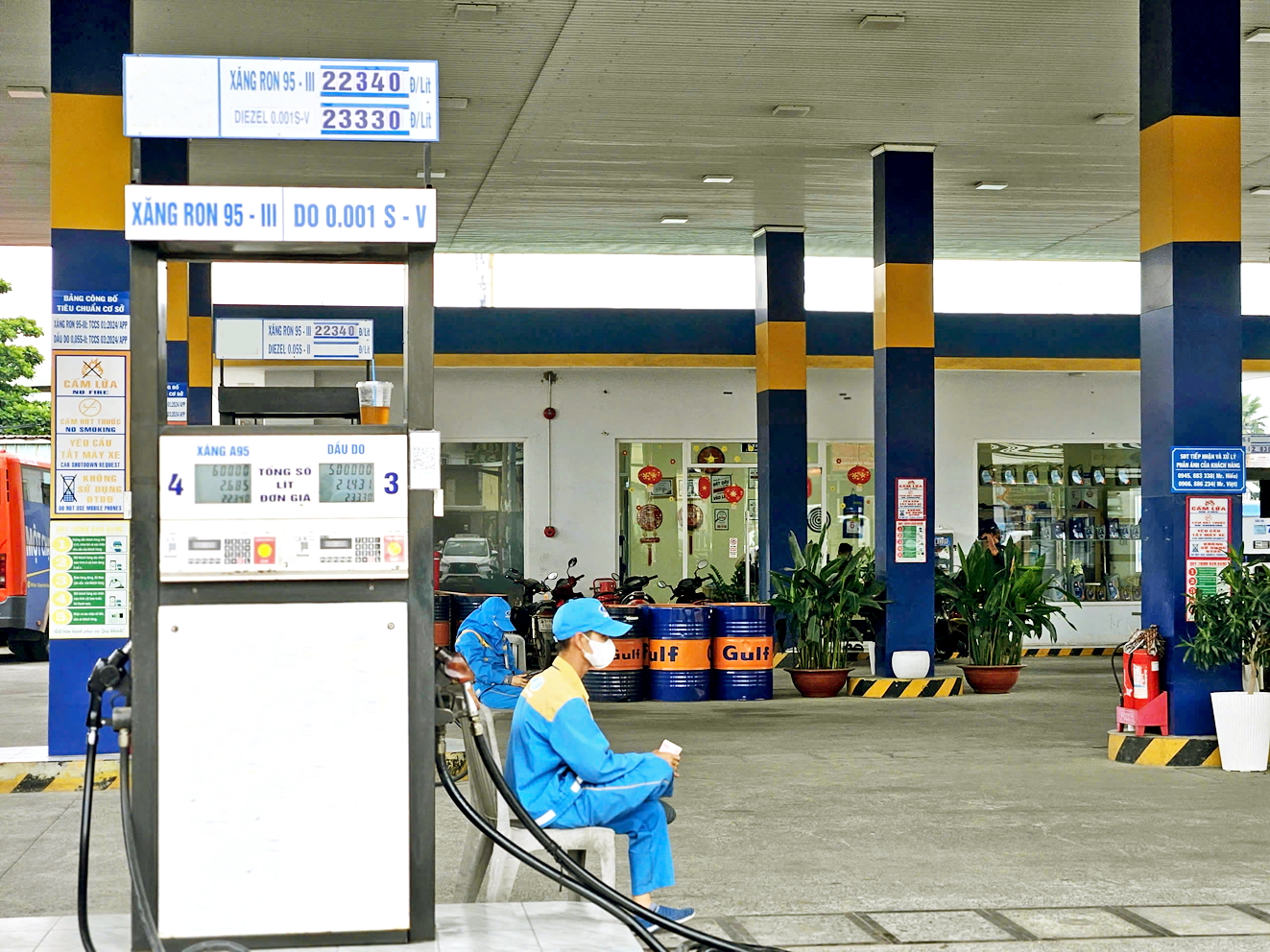 Giá xăng tại Việt Nam tăng mạnh trong kỳ điều hành chiều 7/3 - ẢNH: MAI CA  (chụp tại cây xăng trên Quốc lộ 13, phường Hiệp Bình, TPHCM)