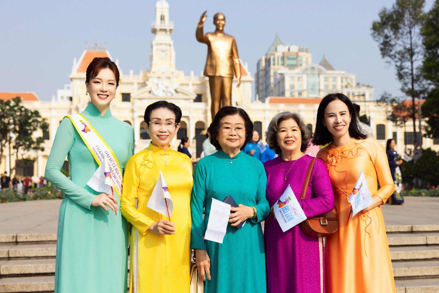 (Từ trái sang) Đại sứ Lễ hội Áo dài Trang Phương - Founder & CEO BON Spa đứng cùng PGS.TS Trương Thị Hiền - Chủ tịch Hội Nữ trí thức TPHCM; bà Trương Mỹ Hoa - Nguyên Phó chủ tịch nước; bà Võ Ngọc Thanh Trúc (ngoài cùng bên phải) - Chủ tịch Hội LHPN TPHCM rạng rỡ tham dự buổi đồng diễn sáng 8/3 - Ảnh: BON Spa