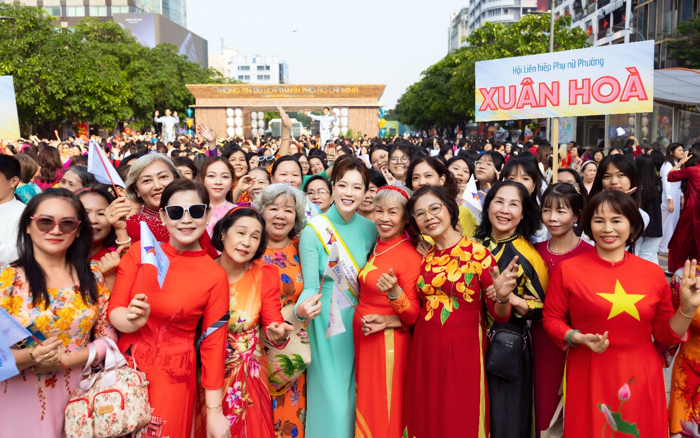 Đại sứ Lễ hội Áo dài Trang Phương hòa cùng niềm tự hào của hơn 3.000 phụ nữ thành phố trong màn đồng diễn áo dài rực rỡ sáng 8/3 - Ảnh: BON Spa