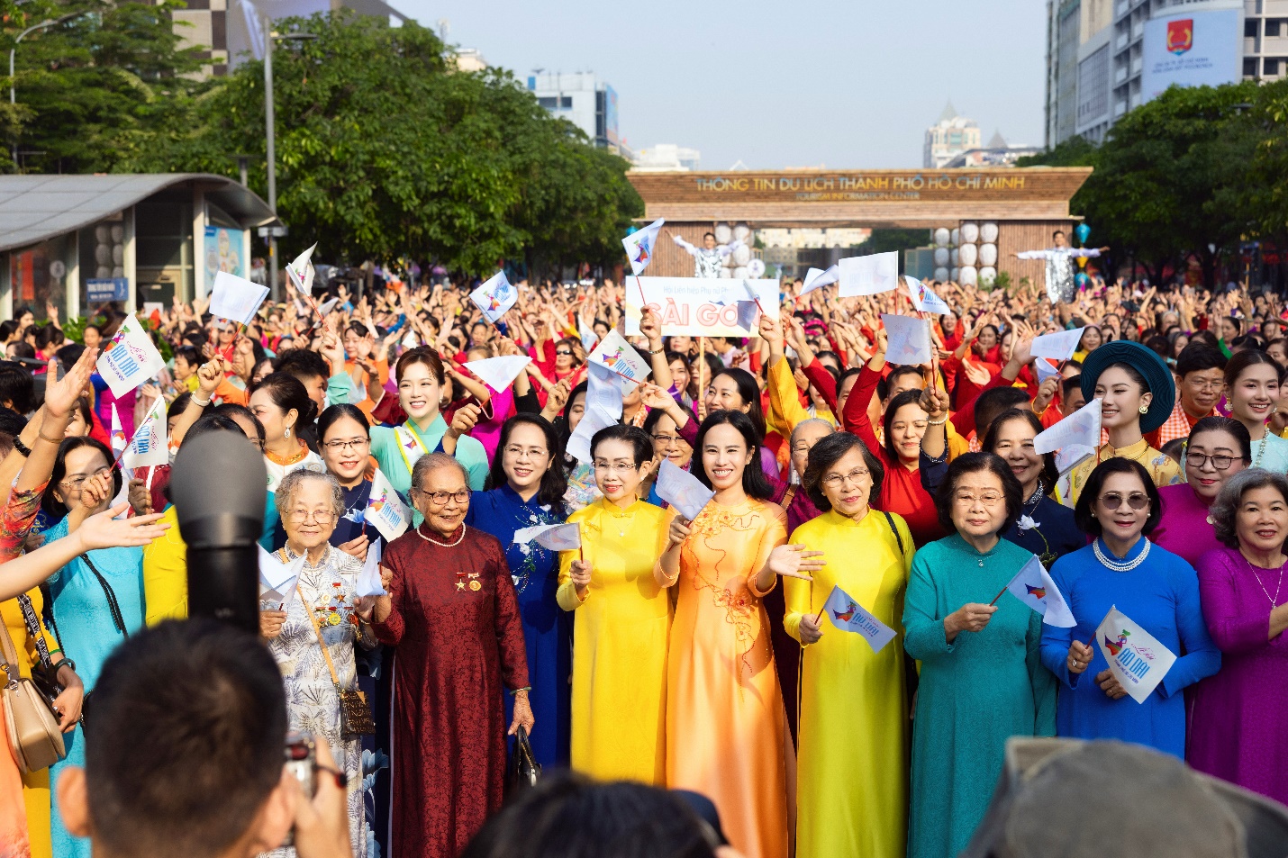 Đại sứ Lễ hội Áo dài Trang Phương đồng hành cùng hàng ngàn phụ nữ thành phố trong chương trình đồng diễn áo dài - Ảnh: BON Spa
