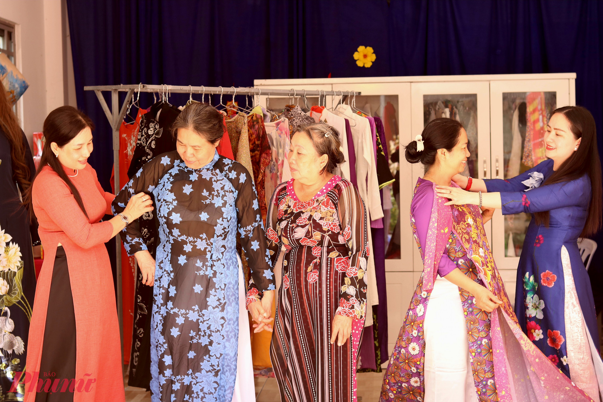 Niềm vui hiện rõ trên gương mặt các chị em cán bộ Hội Phụ nữ và hội viên phường Sài Gòn trong ngày ra mắt gian hàng “Áo dài yêu thương” - Ảnh: Mẫn Nhi